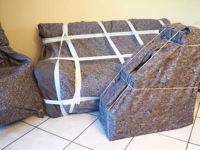 Transport de meubles avec couvertures, emballage par des déménageurs professionnels