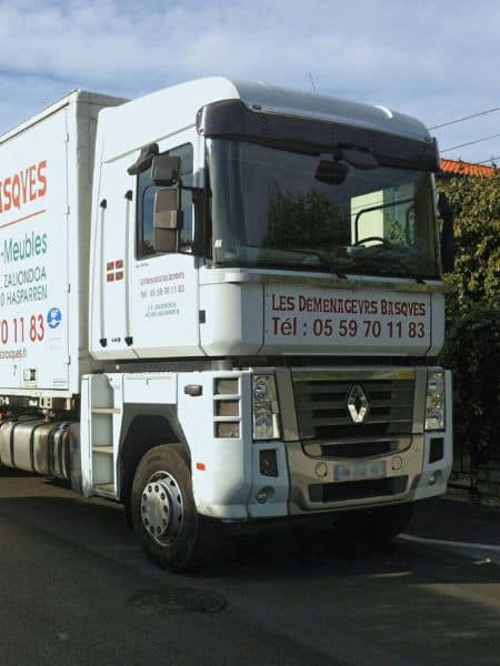 Camion de déménagement au Pays Basque