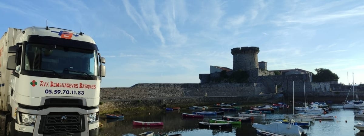 Camion des Déménageurs Basques au fort de Socoa (Saint-Jean-de-Luz) – déménagement au Pays Basque