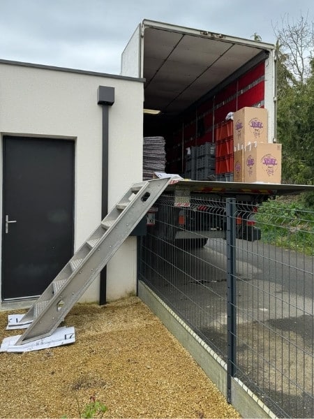 Utilisation intelligente du hayon d'un camion pour un déménagement au Pays Basque