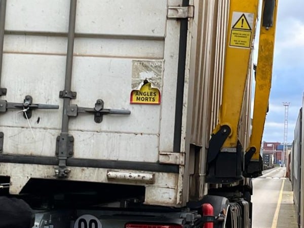 Container scellé pour un déménagement par train, garantissant la sécurité des biens pendant le transport ferroviaire