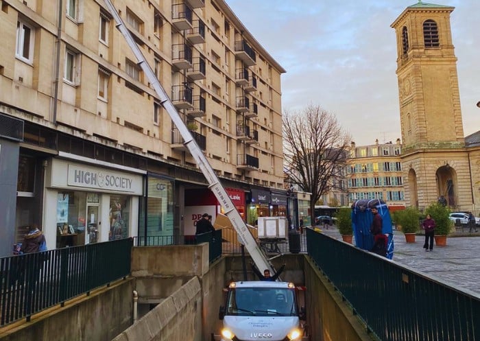 Déménagement avec monte-meubles place de l'Abbé Pierre de Porcaro à Saint-Germain-en-Laye