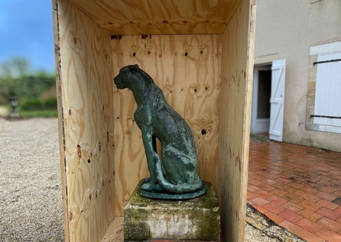 Statue de félin protégée dans une caisse en bois sur mesure avant déménagement