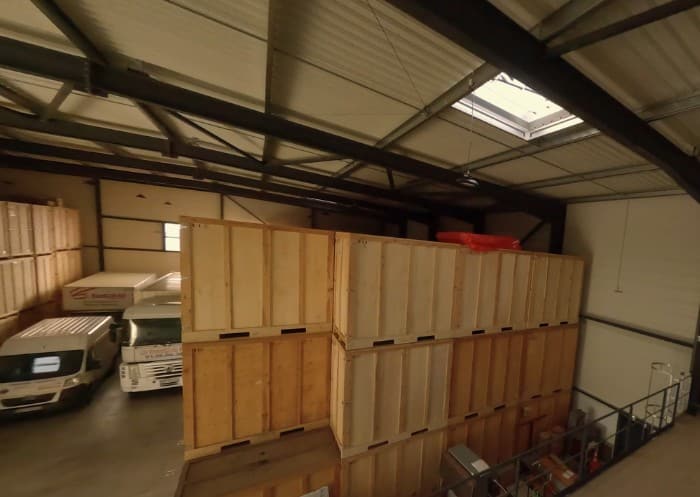 Intérieur du garde-meubles sécurisé des Déménageurs Basques à Hasparren avec caisses de stockage individuelles