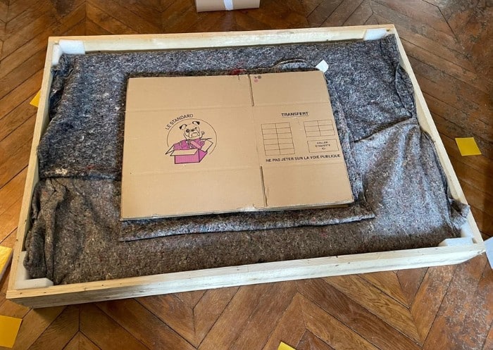 Miroir de grande dimension protégé dans une caisse en bois avec couverture intérieure pour déménagement sécurisé à Biarritz
