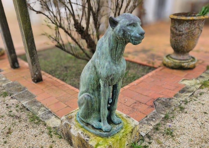 Statue de félin installée dans un jardin avant déménagement à Saint-Germain-en-Laye