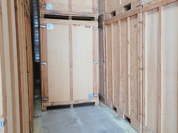 Caisses de garde-meubles en bois alignées dans notre garde-meubles des Yvelines