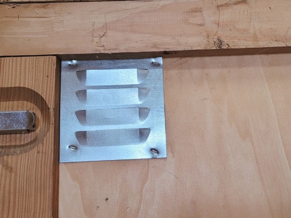 Grille de ventilation d’une caisse de garde-meubles contre l’humidité