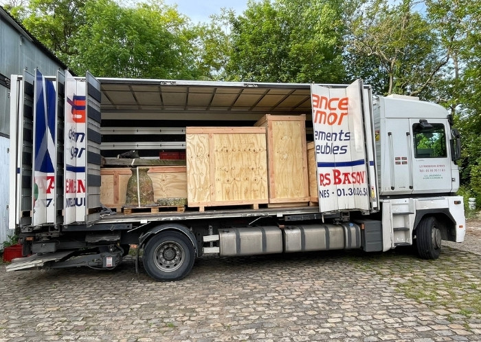 Camion des Déménageurs Basques avec poterie fixée et caisses en bois pour un déménagement à Saint-Germain-en-Laye
