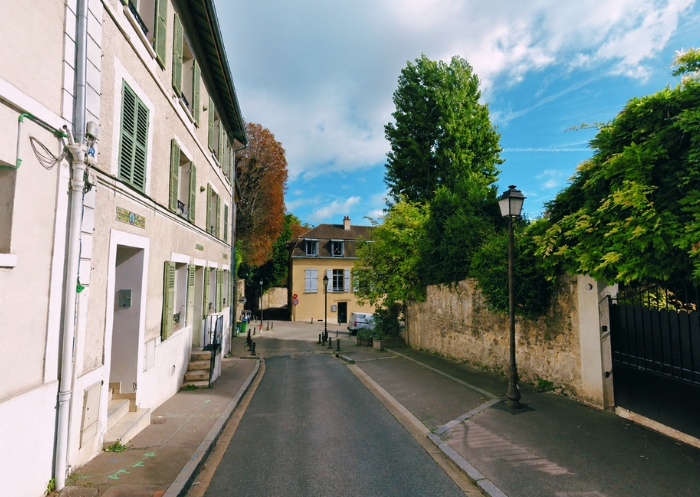 Rue étroite et en pente au Pecq pouvant compliquer l’accès d’un camion de déménagement