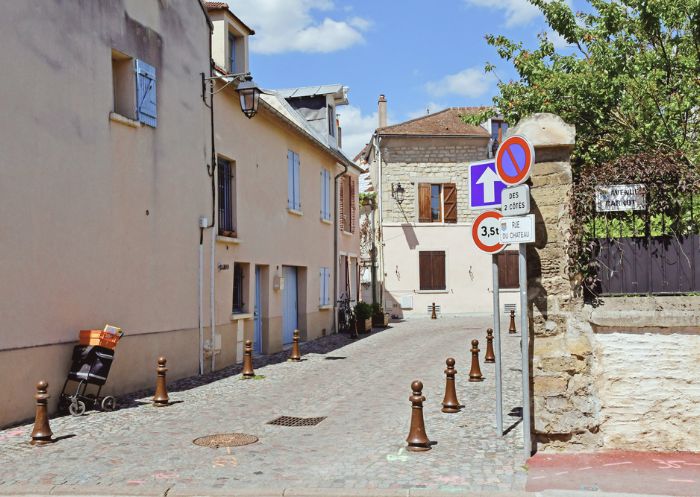 Rue étroite de Maisons-Laffitte avec plots limitant les possibilités de stationnement
