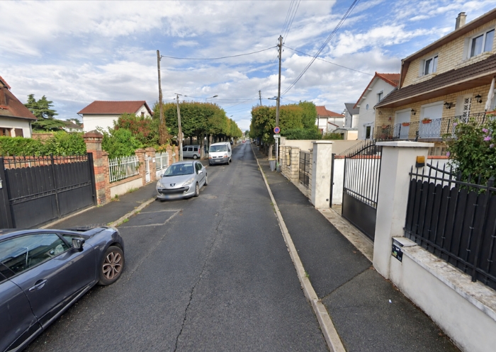 Rue à double sens étroite à Houilles