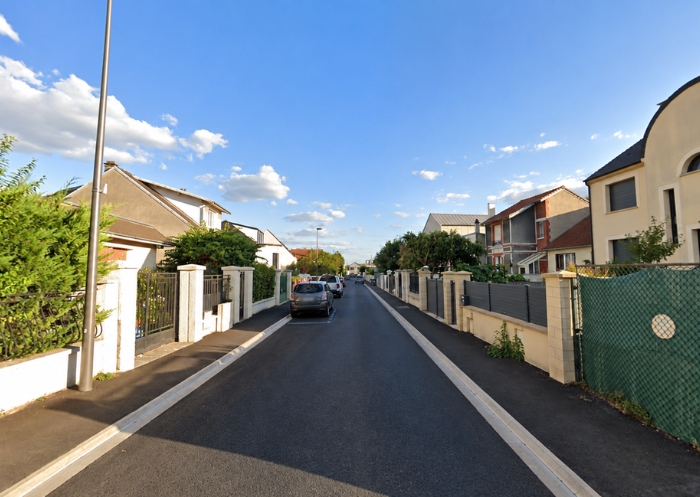 Rue étroite à sens unique avec stationnement limité à Houilles