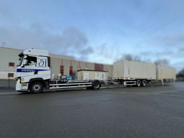 Camion de déménagement équipé de deux caisses mobiles