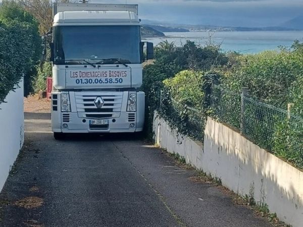 Camion des Déménageurs Basques à Bidart dans une allée étroite